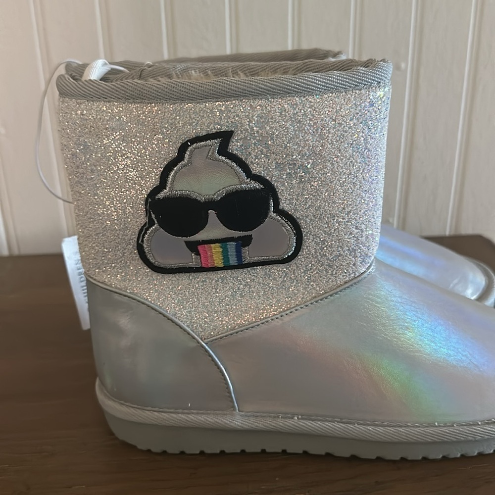 The Childrens Place Sz 5 Y Chalet Boots Faux Fur Lined Silver Holographic Emoji - Picture 3 of 15